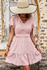 Robe à volants et col en V à smocks imprimés